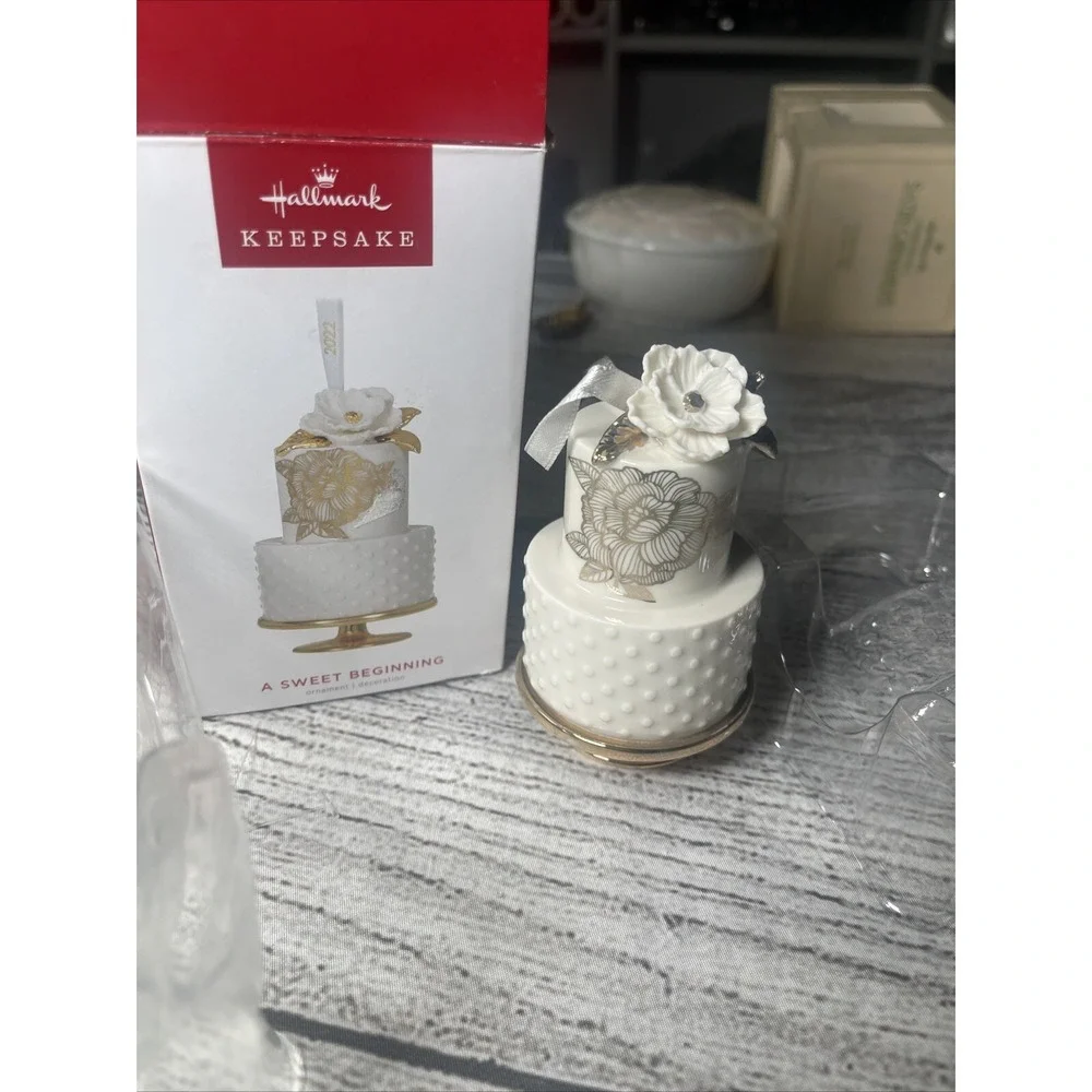 2022 Hallmark Keepsake Ornament  A SWEET BEGINNING  Wedding Cake  Christmas  NEW